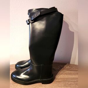 H&M  WOMEN'S RIDING BOOTS BY CLASSIC RIDING  ARE FASTENED WITH A CONVENIT ZIPPER